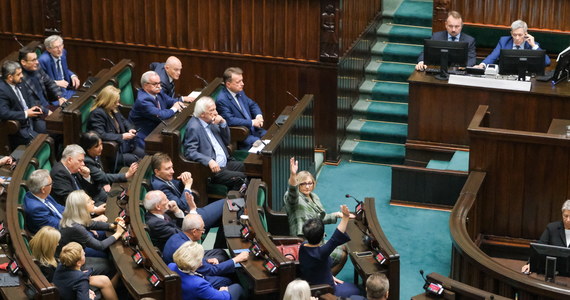 Wybory samorządowe mają się odbyć pół roku później, dopiero w kwietniu 2024 roku. Sejm przyjął ustawę o wydłużeniu kadencji samorządów do 30 kwietnia 2024 r.