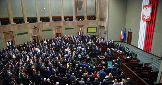 Sejm uchwalił nowelizację Prawa energetycznego i ustawy o OZE, przewidującą całkowite zniesienie obliga giełdowego - obowiązku sprzedaży wytworzonej energii elektrycznej poprzez rynek giełdowy. Za zniesieniem obliga głosowało 264 posłów, 34 było przeciw, wstrzymało się 134. Ustawa trafi teraz do Senatu.