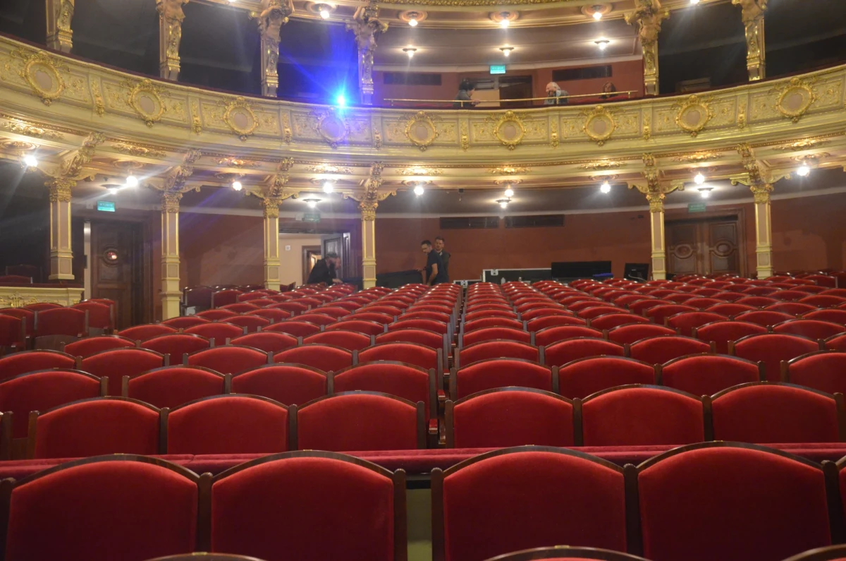 Miękkie, czerwone pachnące nowością fotele zapełniły widownię Teatru im. Juliusza Słowackiego w Krakowie. Po ponad 30 latach udostępniony publiczności został też paradyz, czyli najwyższe piętro widowni. Ta przebudowa znacznie powiększyła liczbę miejsc dla widzów.  