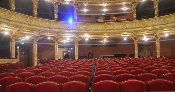 Miękkie, czerwone pachnące nowością fotele zapełniły widownię Teatru im. Juliusza Słowackiego w Krakowie. Po ponad 30 latach udostępniony publiczności został też paradyz, czyli najwyższe piętro widowni. Ta przebudowa znacznie powiększyła liczbę miejsc dla widzów.  