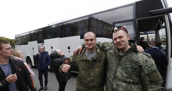 Rosyjscy żołnierze, którzy przybywają na Ukrainę w ramach mobilizacji i uzupełniają tam jednostki wroga, są zdemotywowani i zupełnie nie nadają się do walki; już po dwóch dniach ich obecności na froncie dochodzi do pijaństwa, bójek, kłótni z przełożonymi i lekceważenia dyscypliny - powiadomił ukraiński dziennikarz Roman Cymbaluk.
