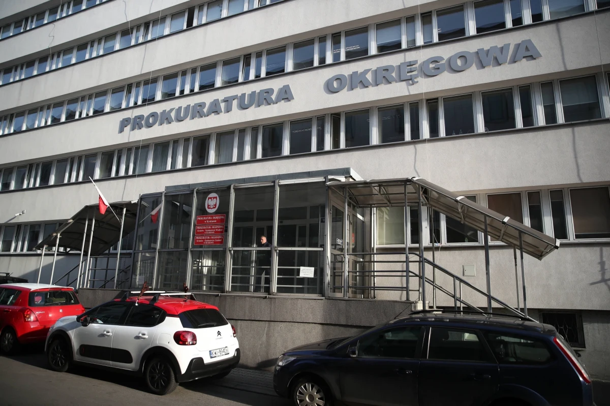 Zarzut spowodowania wypadku na autostradzie A4, w wyniku którego zginął strażak OSP w Balicach, a jego żona strażaczka została ciężko ranna, postawiła krakowska prokuratura 21-letniemu kierowcy z Węgier. Sąd zastosował wobec podejrzanego areszt na dwa miesiące.