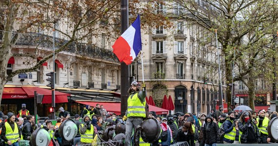 W wielu miastach Francji tysiące osób protestowało w czwartek w odpowiedzi na wezwanie związków zawodowych przeciwko reformie emerytalnej, żądając podwyżek pensji w obliczu rosnącej inflacji.
