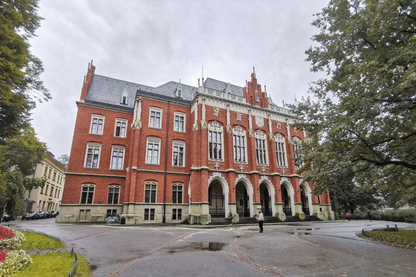 Center for World University Rankings ogłosiło wyniki swojego corocznego rankingu najlepszych uczelni wyższych na świecie. W zestawieniu pojawiło się kilka polskich uniwersytetów, ale bezkonkurencyjny okazał się Uniwersytet Jagielloński w Krakowie. 