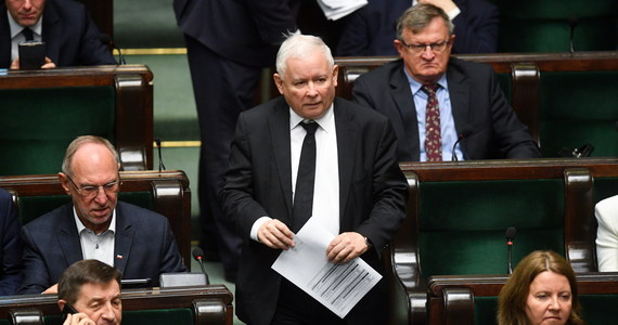 Mateusz Morawiecki pozostanie na stanowisku. Na wyjazdowym posiedzeniu klubu PiS Jarosław Kaczyński miał potwierdzić, że zmiany premiera i rządu nie będzie. Zaznaczył jednocześnie, że partia musi być elastyczna i  "jakieś zmiany" na poziomie rządowym są możliwe.