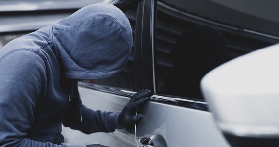 Mokotowscy policjanci zatrzymali dwóch mężczyzn podejrzanie zachowujących się przy samochodzie. Do zatrzymania doszło, gdy jeden z nich z panelem od radia samochodowego w rękach poprosił wywiadowców po cywilnemu o pomoc w uruchomieniu auta, które też chciał ukraść.