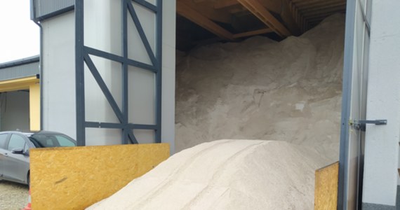 Wstrzymanie dostaw soli drogowej z Białorusi i Ukrainy do Polski jest przyczyną ponad 40-procentowych braków tego produktu na polskim rynku. Ceny soli drogowej wzrosły - w porównaniu do czasu sprzed wybuchu wojny w Ukrainie - z około 350 zł do ponad 800 zł za tonę.