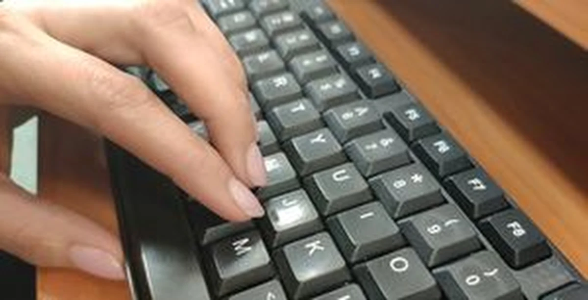 Metody oszustów stają się coraz bardziej wyrafinowane. Mieszkaniec powiatu nowotarskiego był przekonany, że inwestuje za pośrednictwem profesjonalnej firmy w akcje polskiego giganta energetycznego, a stracił ponad 291 tys. złotych 