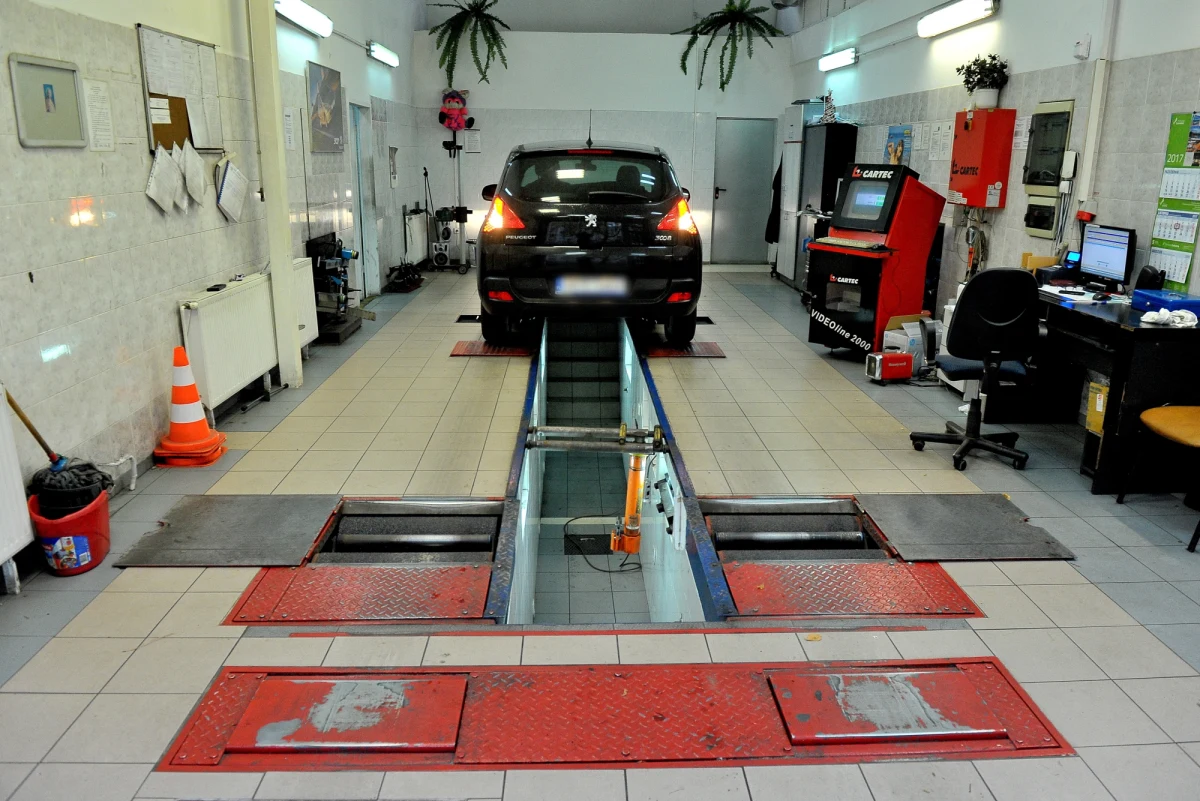 Nie będzie wyższych stawek opłat za badanie okresowe samochodu - tak wynika z odpowiedzi, którą nasz dziennikarz otrzymał z Ministerstwa Infrastruktury. Jeśli podwyżek nie będzie, w listopadzie właściciele stacji kontroli pojazdów chcą zorganizować ogólnopolski strajk. 