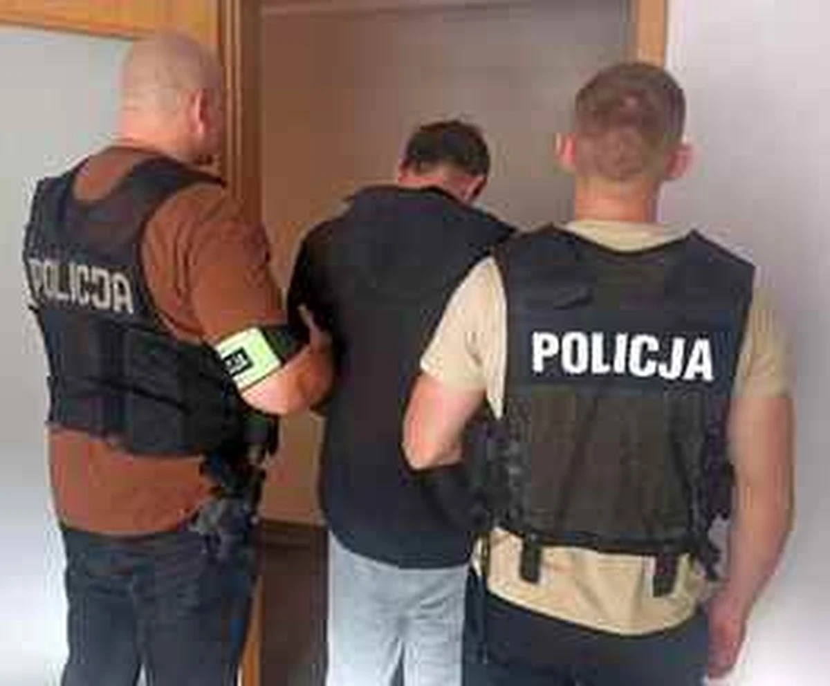 Policjanci zatrzymali dwóch mężczyzn podejrzanych o włamania do domów w Płocku. Złodzieje kradli antyki, biżuterię, pieniądze. Część przedmiotów wystawiali w lombardzie. Pokrzywdzeni oszacowali wartość strat łącznie na ponad milion złotych.

