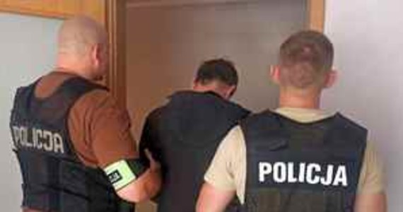 Policjanci zatrzymali dwóch mężczyzn podejrzanych o włamania do domów w Płocku. Złodzieje kradli antyki, biżuterię, pieniądze. Część przedmiotów wystawiali w lombardzie. Pokrzywdzeni oszacowali wartość strat łącznie na ponad milion złotych.

