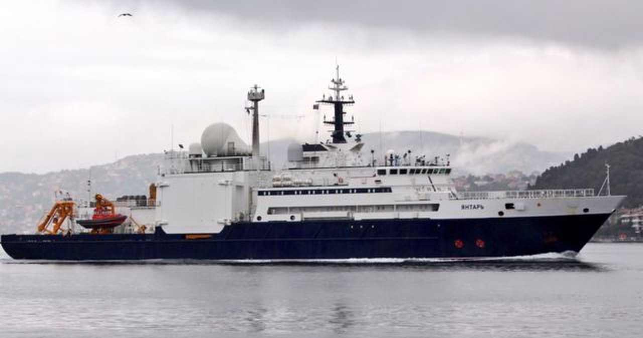 Rosyjski statek przy kablach podmorskich. Brytyjski helikopter zareagował