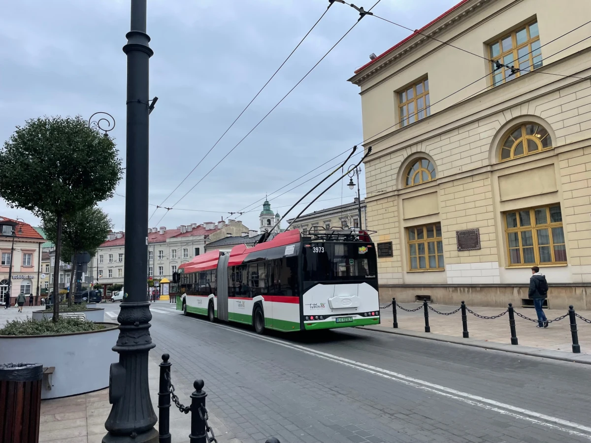 ​Bardziej opłaca się diesel, niż trolejbus na prąd! Zarząd Transportu Miejskiego w Lublinie kilkanaście pojazdów, które do tej pory regularnie kursowały, zamienił na autobusy. Jednak lublinianie nie wyobrażają sobie miasta bez trolejbusów.