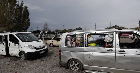 Rosjanie ostrzelali konwój ukraińskich cywilów, który próbował przedostać się na okupowaną cześć obwodu zaporoskiego. Pociski trafiły w ludzi stojących na drodze na peryferiach Zaporoża. Zginęło co najmniej 25 osób, a 62 zostały ranne. Cywile chcieli dostać się na zajęte tereny, by wywieźć z nich swoich krewnych.