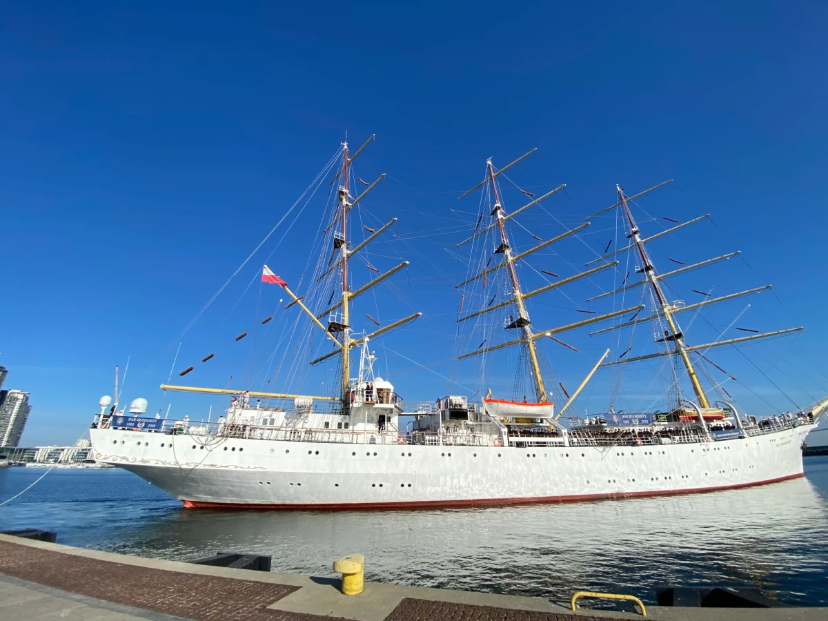 Do gdyńskiego Nabrzeża Pomorskiego wpłynął dziś, o godz. 9:45, "Dar Młodzieży" - szkolny statek Uniwersytetu Morskiego w Gdyni. Fregata wróciła z ostatniego w tym roku rejsu ze 130 praktykantami z Wydziału Nawigacyjnego uczelni na pokładzie.