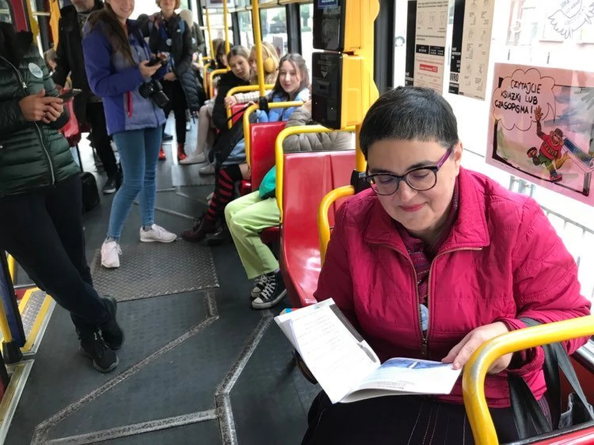 Niecodzienne wydarzenie promujące czytelnictwo we Wrocławiu. Do zabytkowego tramwaju KONSTAL 105Na wsiadły dzieci z podstawówek. Podczas podróży wrocławskimi ulicami, czytano im książki. To element kampanii Cały Wrocław Czyta, która od 20 lat jest obecna w mieście.