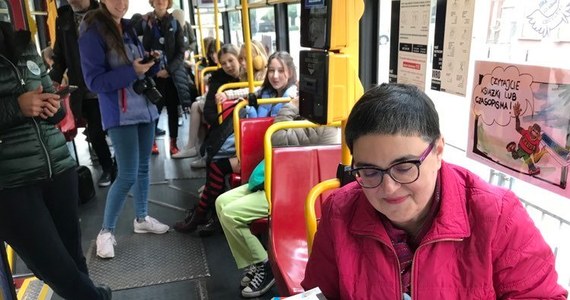 Niecodzienne wydarzenie promujące czytelnictwo we Wrocławiu. Do zabytkowego tramwaju KONSTAL 105Na wsiadły dzieci z podstawówek. Podczas podróży wrocławskimi ulicami, czytano im książki. To element kampanii Cały Wrocław Czyta, która od 20 lat jest obecna w mieście.