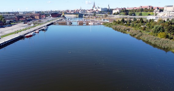 Płatnicy składek z określonych branż, którzy odnotowali niższe o co najmniej 50% przychody w związku z sytuacją ekologiczną na Odrze, mogą wystąpić o jednorazowe świadczenie pieniężne. Wnioski można składać wyłącznie elektronicznie, za pośrednictwem Platformy Usług Elektronicznych ZUS. Świadczenie wyniesie 3010 zł za każdego ubezpieczonego i będzie nieopodatkowane.