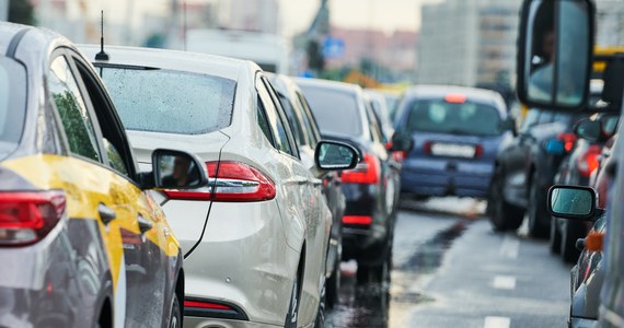 ​Popołudnie w Krakowie upływa pod znakiem zatorów na wielu ulicach, a także na obwodnicy miasta. Przez 20 minut nie było napięcia w tramwajowej sieci trakcyjnej na południu miasta. Tramwaje nie jeździły min ulicą Wielicką. Na trasy wysłano autobusy zastępcze.