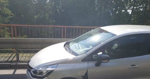 Do niebezpiecznej sytuacji na drodze doszło wczoraj w Złotoryi na Dolnym Śląsku. W trakcie jazdy od jednego z aut odpadło koło. Na szczęście nikomu nic się nie stało. Policja apeluje do kierowców o regularne sprawdzanie mocowania kół w samochodach.