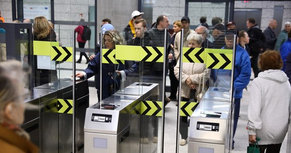 Warszawiacy mogli skorzystać z nowych stacji metra na Bródnie już w środę. W tym dniu (od godz. 14) z trzech stacji skorzystało 35 683 pasażerów (wejścia i wyjścia) - przekazał w piątek rzecznik Zarządu Transportu Miejskiego Tomasz Kunert.
