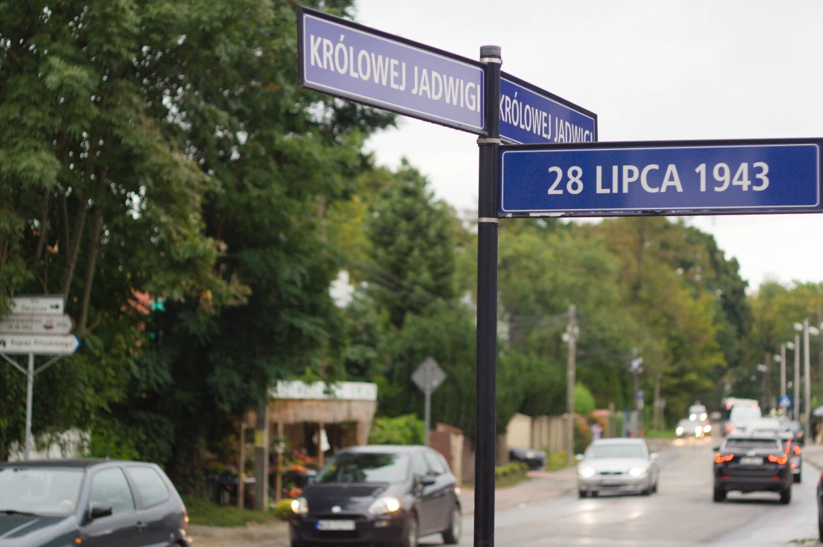 15 października całkowicie zamknięta dla ruchu zostanie ulica Królowej Jadwigi w Krakowie. Chodzi o odcinek od ul. Podłącze do ul. 28 Lipca 1943.  Powód to przebudowa tego odcinka wraz z całą infrastrukturą. W trakcie prac autobusy komunikacji miejskiej będą kursowały trasami objazdowymi.