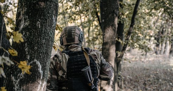 Ukraińscy żołnierze kawałek po kawałku odzyskują ziemie pod Łymanem w obwodzie donieckim na wschodzie Ukrainy. W mediach społecznościowych opublikowali film ze szturmu na obóz Rosjan w lesie.  