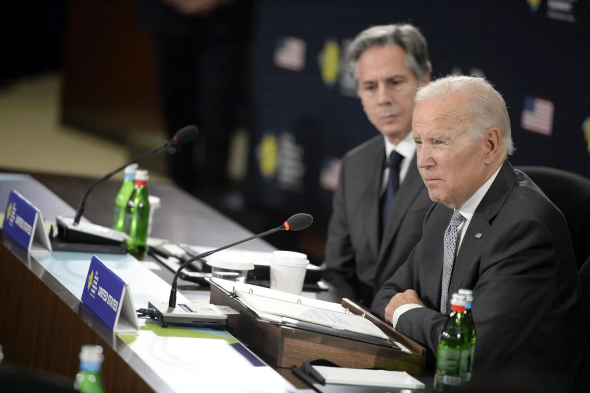 "Rosja depcze Kartę Narodów Zjednoczonych i okazuje pogardę do pokojowo nastawionych narodów na całym świecie" - oznajmił w piątek w oświadczeniu Joe Biden. Odniósł się w ten sposób do rosyjskiej próby aneksji części Ukrainy. Prezydent USA ogłosił nowe sankcje i zapowiedział dalsze wspieranie Ukrainy.