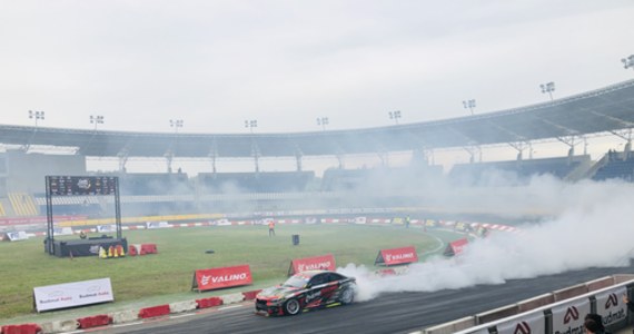 Takiego kompletu widzów Moto Arena Łódź jeszcze nie widziała! W sobotę na trybunach stadionu żużlowego zasiądzie 10 tys. fanów jazdy w poślizgu. Na dzisiejsze treningi i kwalifikacje zawodów Drift Masters European Championship jeszcze są bilety, a podziwiać można kunszt jazdy prawie 60 najlepszych drifterów i ich auta z przerażającą mocą.