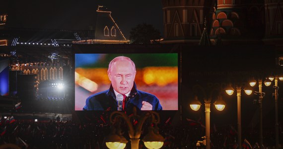 "Witajcie w domu" - mówił Władimir Putin podczas wystąpienia na Placu Czerwonym, zwracając się do mieszkańców zaanektowanych: Donieckiej i Ługańskiej Republiki Ludowej, a także obwodów chersońskiego i zaporoskiego. Włączenie tych regionów do Federacji Rosyjskiej w Moskwie świętowały tłumy Rosjan. 