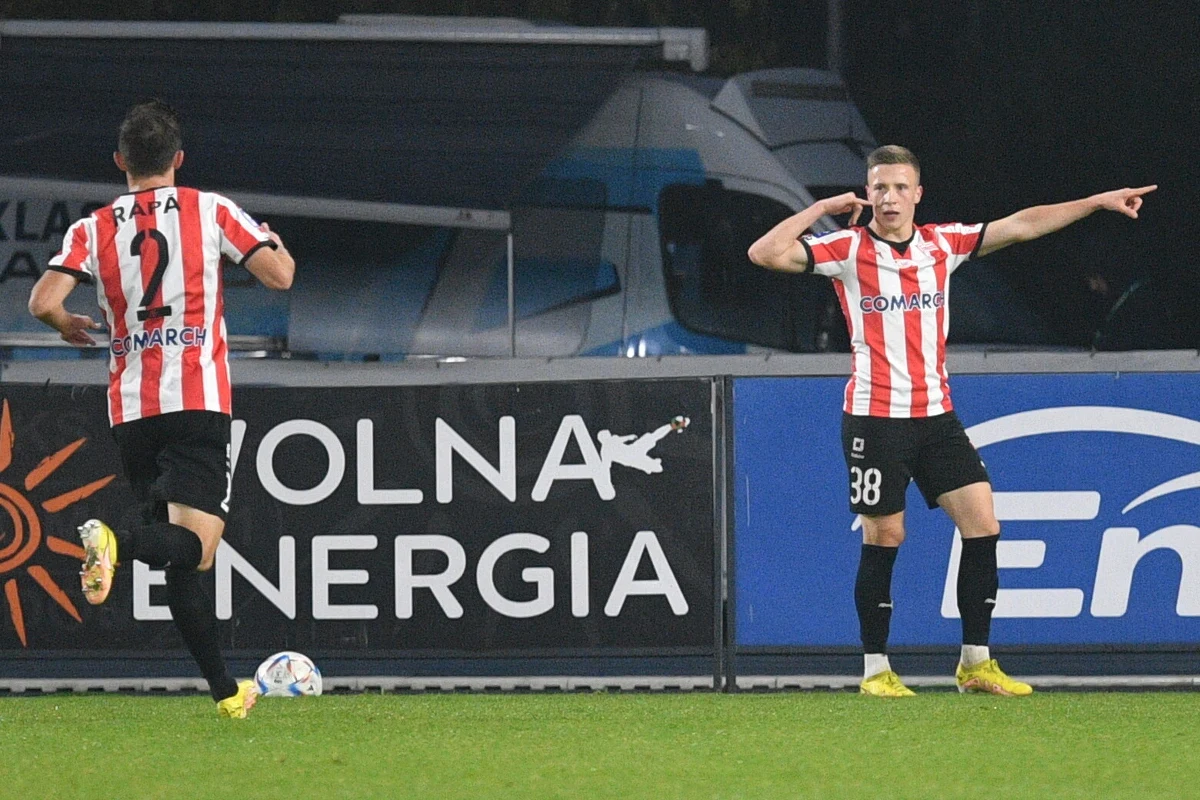 Piłkarze Cracovii pokonali 2-0 na wyjeździe Radomiaka w piątkowym meczu piłkarskiej Ekstraklasy. "Pasy" odniosły drugie wyjazdowe zwycięstwo w tym sezonie, a dla Radomiaka była to trzecia porażka na własnym stadionie.