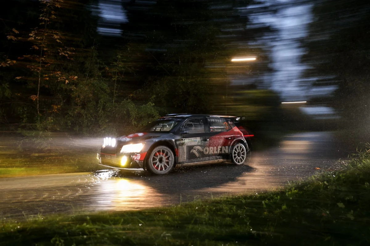 Załoga ORLEN Team - Kacper Wróblewski i Jakub Wróbel (Skoda Fabia Rally2 evo) zajmuje drugie miejsce po pierwszym dniu 67. Rajdu Wisły. Liderami są Szwedzi Tom Kristensson i Andreas Johansson (Hyundai i20 R5). 