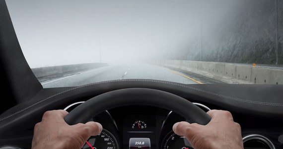 ​Instytut Meteorologii i Gospodarki Wodnej wydał ostrzeżenie przed gęstą mgłą w ponad 90 powiatach w pasie środkowej Polski. Widzialność może spaść miejscami do 100 m.
