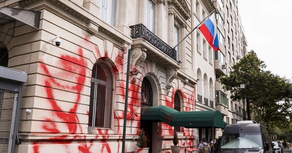 Konsulat Federacji Rosyjskiej w Nowym Jorku został oblany czerwoną farbą. Zajście zarejestrowała kamera - informuje nasz korespondent Paweł Żuchowski. 