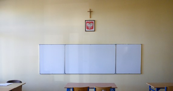 Jeżeli któryś samorząd nie wywiąże się z zadań publicznych i celowo nie będzie ogrzewał szkoły, która jest przez niego prowadzona dla jego dzieci, to będziemy występować niezwłocznie o zarząd komisaryczny - powiedział PAP szef MEiN Przemysław Czarnek.
