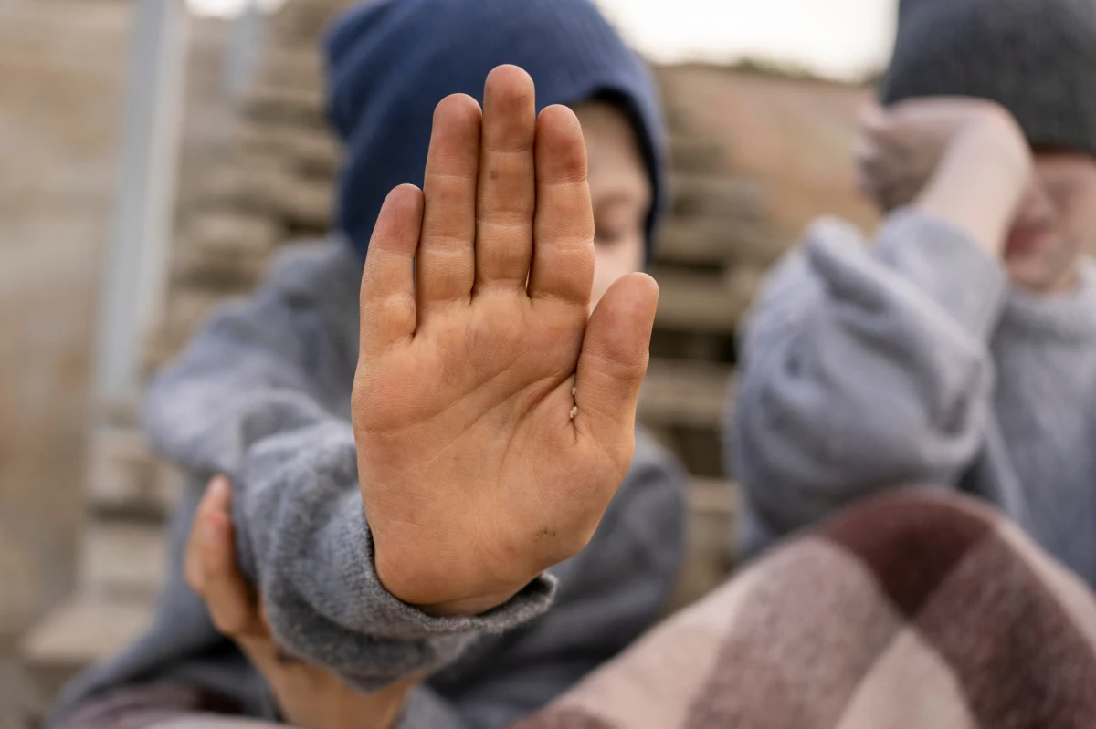 Władze Ukrainy dysponują obecnie danymi blisko ośmiu tysięcy dzieci deportowanych do Rosji, jednak liczba ta jest prawdopodobnie większa. W trakcie rosyjskiej inwazji na Ukrainę Rosjanie nielegalnie wywozili niepełnoletnich. Niektóre dzieci są oddawane do adopcji.