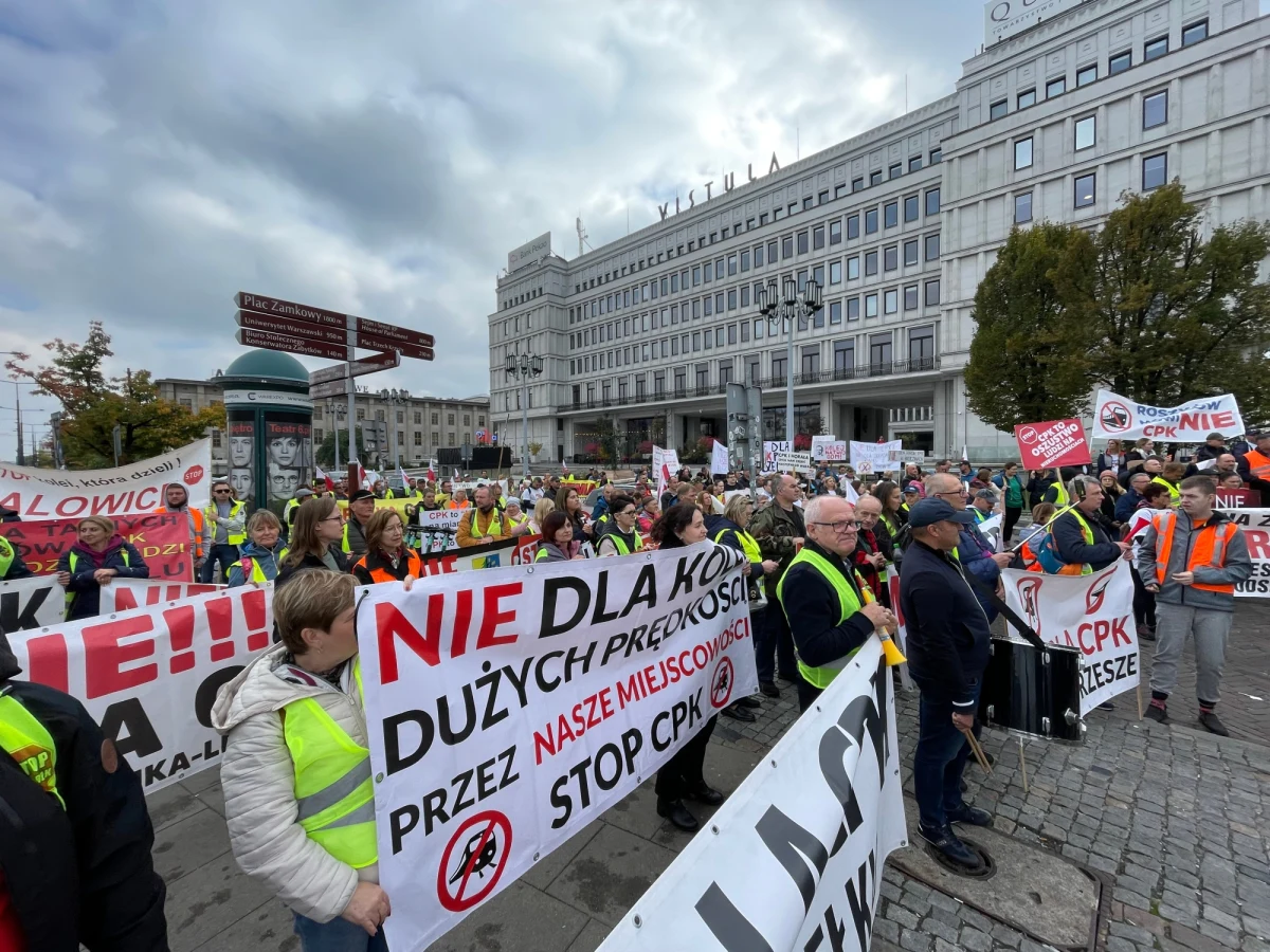 "Nie dla CPK", "Centralny Przekręt Kasy" "Rozwój - tak, rozbój - nie" - to niektóre z haseł, jakie pojawiły się na transparentach dzisiejszej demonstracji przeciwko budowie Centralnego Portu Komunikacyjnego. To według rządowych założeń, węzeł przesiadkowy między Warszawą i Łodzią, który ma integrować transport lotniczy, kolejowy i drogowy. W sobotnim proteście w stolicy wzięło udział kilkaset osób, które przemaszerowały od ronda de Gaulle’a przed Pałac Prezydencki.