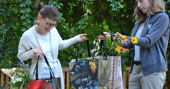 Torby uszyte z banerów reklamowych – to ekologiczny pomysł pracowników Ogrodu Botanicznego Uniwersytetu Warszawskiego na wykorzystanie niepotrzebnych powierzchni reklamowych. Torby spotkały się z bardzo pozytywnym odbiorem odwiedzających, więc już wiadomo, że pierwszych 20 sztuk to dopiero początek.