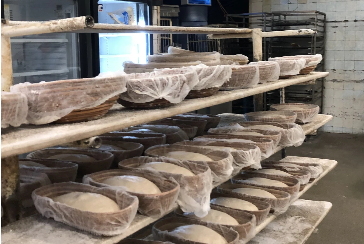 Ich wypieki przygotowywane są z ogromną starannością i sercem. Nie ma tu mowy o masowej produkcji. Każdy bochenek chleba wytwarzany jest ręcznie, nierzadko przez kilkanaście godzin. Piekarnie rzemieślnicze są jednak w coraz gorszej sytuacji. Wszystko przez rosnące ceny surowców i źródeł energii. Nasza reporterka, Anna Zakrzewska rozmawiała z właścicielami kilku takich miejsc w Warszawie.