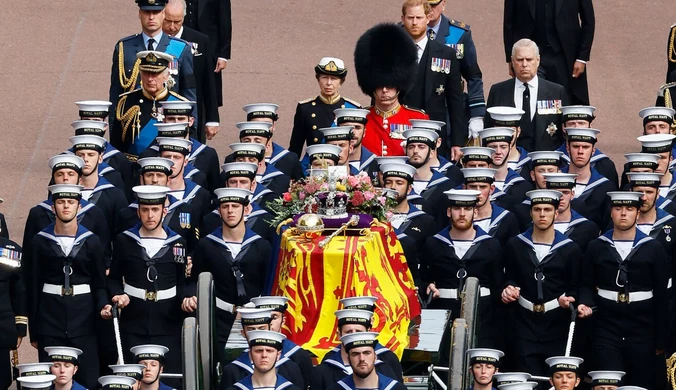 Nie żyje nastoletni żołnierz odprowadzający trumnę z ciałem królowej Elżbiety II 