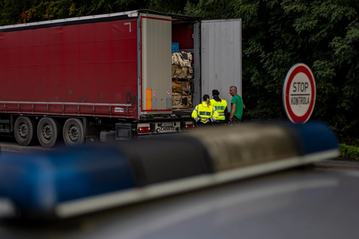 Kierowca furgonetki przewożącej 29 migrantów z Syrii rozbił pojazd na przedmieściach Brzecławia na południu Moraw. Samochód nie zatrzymał się do kontroli policji granicznej. Rannych zostało 21 osób, sześć z nich - poważnie.