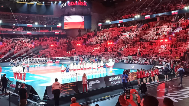 Wypełniona po brzegi ERGO Arena śpiewa a cappella Mazurka Dąbrowskiego przed meczem Polski z Turcją podczas mistrzostw świata w siatkówce.