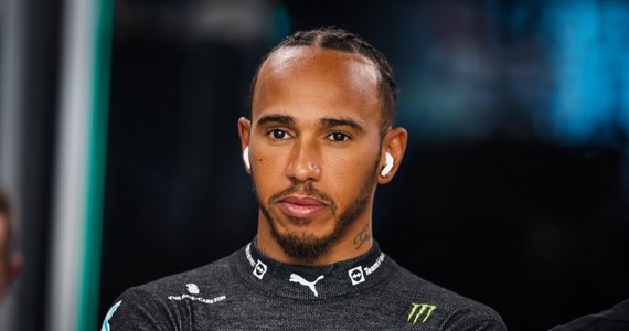 Startujący w mistrzostwach świata Formuły 1 team Mercedes będzie musiał zapłacić 25 tysięcy euro grzywny za... kolczyk w nosie jednego z kierowców. Siedmiokrotny mistrz świata Brytyjczyk Lewis Hamilton miał go podczas treningu w Singapurze.