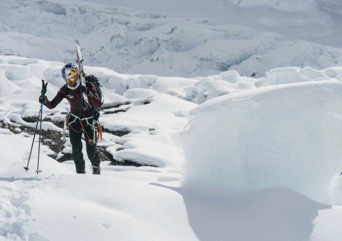 Andrzej Bargiel, który z powodu złej pogody przerwał atak na Mount Everest, zszedł do bazy. W ciągu najbliższych godzin - himalaista - który chciał jako pierwszy wejść i zjechać na nartach z najwyższego szczytu świata, zdecyduje czy podejmie jeszcze jedną próbę.