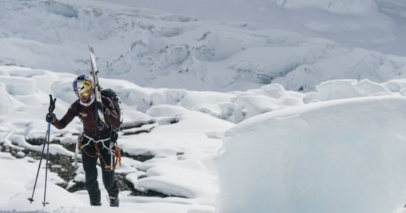 Andrzej Bargiel, który z powodu złej pogody przerwał atak na Mount Everest, zszedł do bazy. W ciągu najbliższych godzin - himalaista - który chciał jako pierwszy wejść i zjechać na nartach z najwyższego szczytu świata, zdecyduje czy podejmie jeszcze jedną próbę.