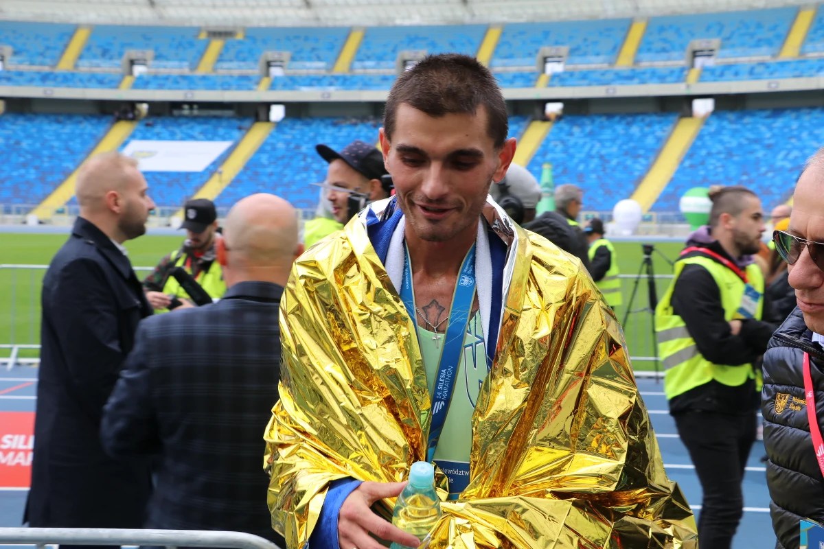Po raz czwarty Silesia Marathon wygrał Andrzej Rogiewicz, który pokonał trasę w dwie godziny oraz 20 minut. O godzinie ósmej uczestnicy biegu wystartowali ze Stadionu Śląskiego w Chorzowie. "Narzuciłem sobie spore tempo. Z deszczem nam się upiekło, ale wietrznie było zwłaszcza podczas drugiej części biegu" - powiedział RMF FM nowy mistrz Silesia Marathonu. 
