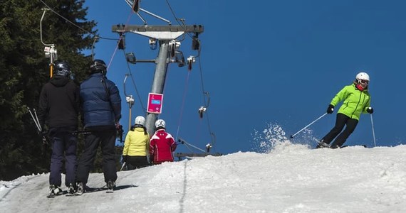 ​Ośrodki narciarskie szykują się na trudny, nadchodzący sezon. "Niektórym ceny prądu - potrzebnego do napędzania kolei linowych i wyciągów oraz naśnieżania - wzrosły nawet o 550%" - mówi RMF FM Grzegorz Głód ze stacji w Zieleńcu na Dolnym Śląsku. Wyższe koszty przełożą się na droższe karnety dla narciarzy.