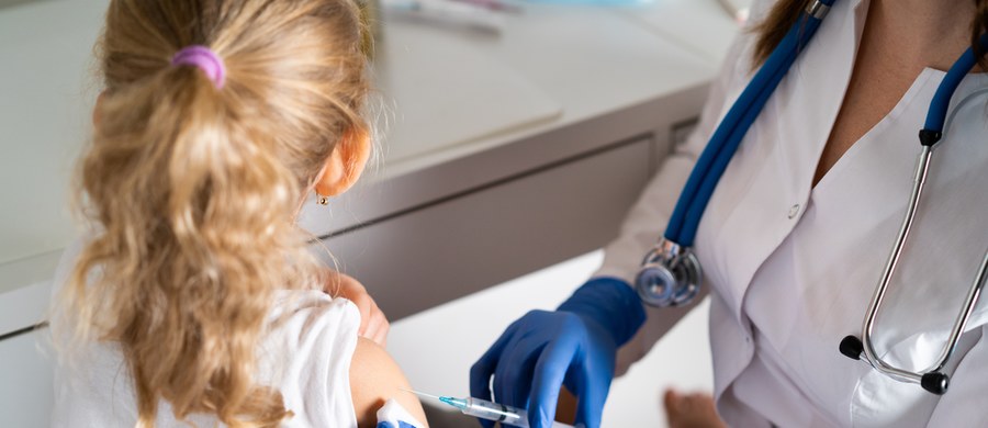 Ministerstwo Zdrowia dla dzieci w wieku 5-11 lat wydłuża okres, jaki musi minąć od ostatniej dawki szczepionki przeciwko koronawirusowi, by przyjąć trzecią dawkę. "W nocy wystawimy e-skierowania dla 262 tys. dzieci" - przekazał resort.