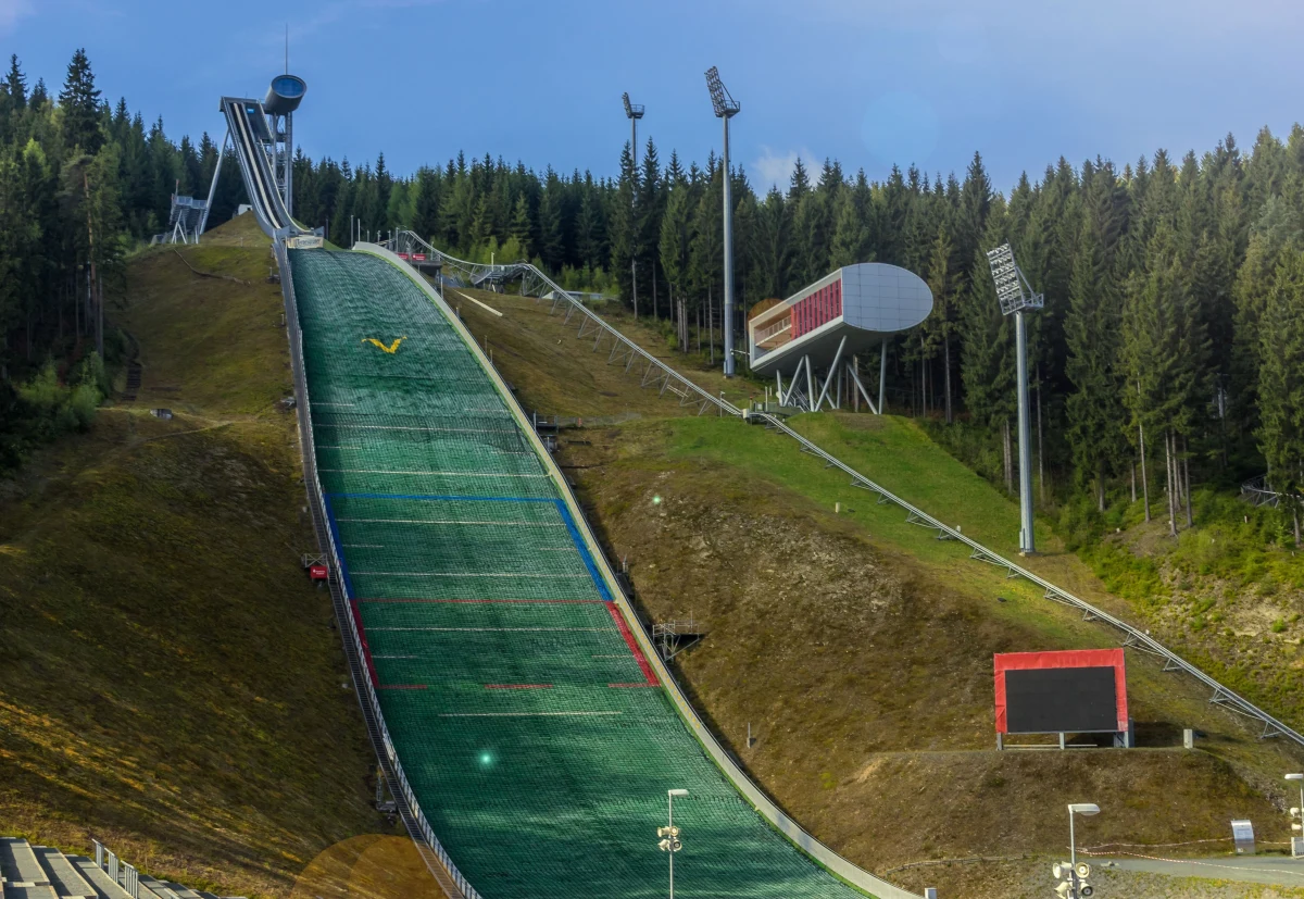 Fatalnie wyglądający upadek zaliczyła podczas konkursu Letniej Grand Prix w skokach narciarskich w niemieckim Klingenthal Emely Torazza. Reprezentantka Szwajcarii runęła na zeskok klatką piersiową. Trafiła do szpitala.