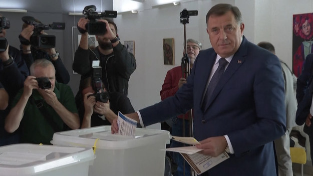 Przywódca bośniackich Serbów Milorad Dodik, który kandyduje na prezydenta jednostki Serbów Bośniackich w Republice Serbskiej, zagłosował w swojej wiosce Laktasi w północnej Bośni, mówiąc, że jest przekonany, że wyborcy oddadzą głosy za „stabilnością i pokojem”, a przywódcy, którzy zostaną wybrani, będą w stanie „ znaleźć najlepsze możliwe rozwiązania w tych skomplikowanych czasach”. Przez ostatni rok Dodik podsycał napięcia etniczne częstymi wezwaniami do bośniackich Serbów, by jeszcze bardziej odseparowali się od centralnych instytucji kraju, za co otrzymał w styczniu nowe sankcje ze strony USA. Ten twardogłowy przywódca spotkał się również z międzynarodową krytyką za poparcie dla niedawnej aneksji przez Rosję terytoriów wschodniej i południowej Ukrainy.